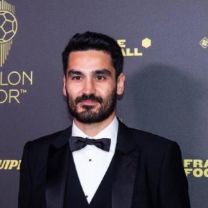 开云官网-合影时京多安为何突然离开？西媒：被主办方叫去了